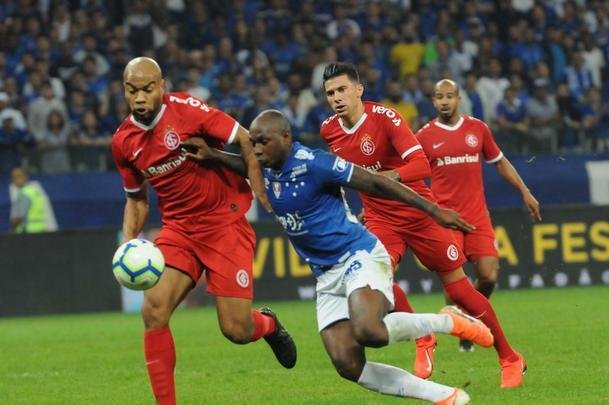 Fotos do primeiro tempo do duelo entre Cruzeiro e Internacional, no Mineiro, pela semifinal da Copa do Brasil