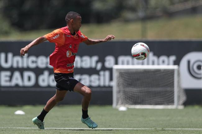 Com seriedade, mas tambm descontrao, o Atltico treinou sob sol forte na manh desta sexta-feira (21), na Cidade do Galo, em Vespasiano. Este foi o quinto dia de pr-temporada para o clube mineiro em 2022, sob o comando do tcnico argentino Antonio 'El Turco' Mohamed. Novas baixas, o volante Allan e o atacante Keno testaram positivo para COVID-19 e no participaram das atividades (ambos cumprem perodo de sete dias de isolamento social).