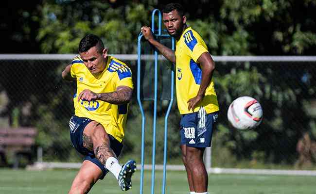 Edu e Thiago durante treino do Cruzeiro na Toca da Raposa II