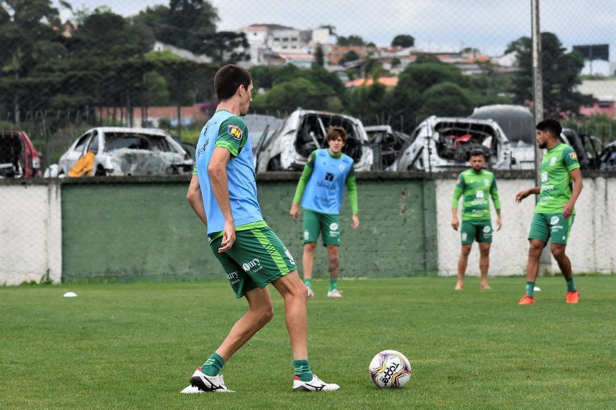 O Amrica treinou na manh desta sexta-feira (20) em Curitiba-PR, no CT do Coritiba, visando o confronto contra o Operrio-PR. A partida, vlida pela 22 rodada da Srie B do Campeonato Brasileiro, ser disputada neste sbado (21), s 16h30, no Estdio Germano Krger, em Ponta Grossa-PR.