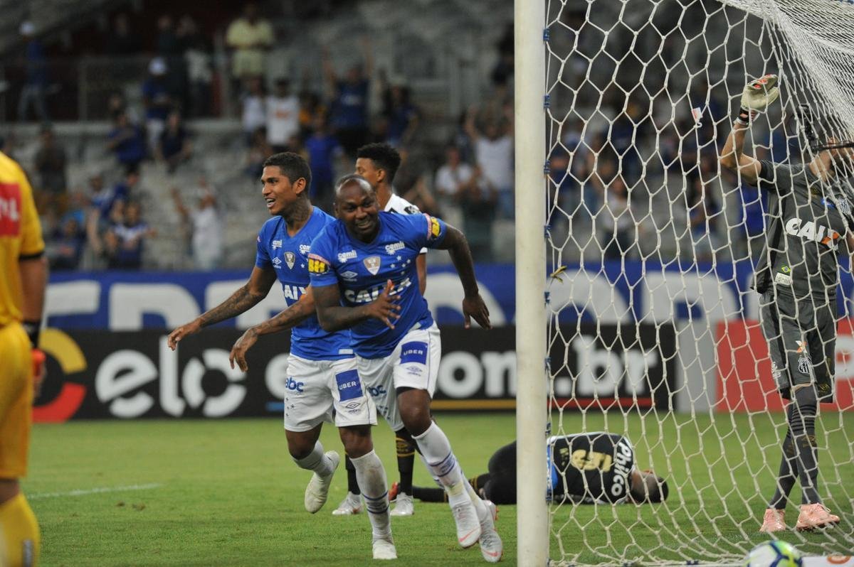 Em jogo com grande atuao do goleiro Fbio, Cruzeiro derrotou Santos de virada, por 2 a 1, com gols de Sass e Raniel; Gabriel Barbosa marcou para o Peixe, no Mineiro, pela 26 rodada do Brasileiro