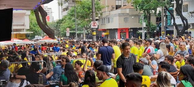 Na regio da Savassi, em BH, torcedores vibram com vitria do Brasil sobre a Sua, por 1 a 0, pela segunda rodada do Grupo G da Copa do Mundo do Catar