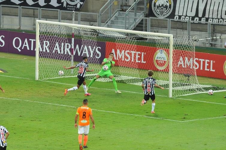 Fotos do gol de Marrony, do Atltico, sobre o La Guaira, no Mineiro