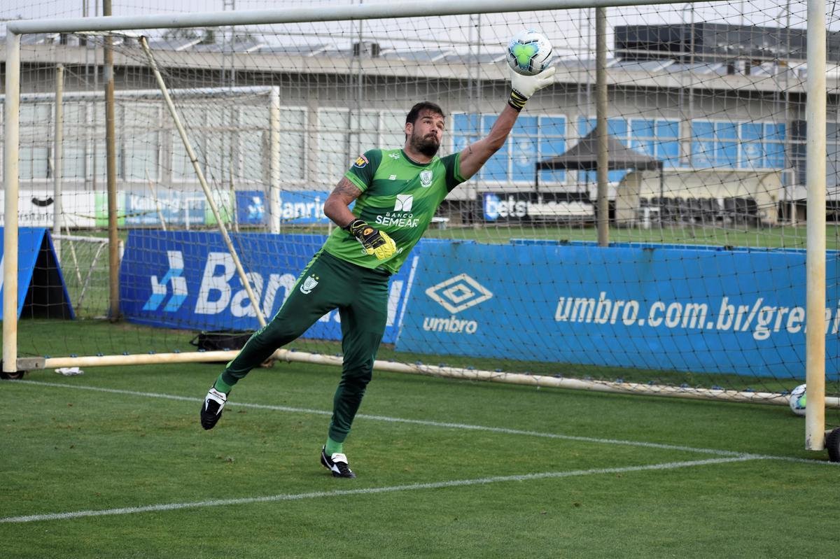 Nesta tera-feira, no CT do Grmio, em Porto Alegre, Lisca comandou atividades leves com bola e concluiu preparao do Amrica para o duelo contra o Internacional, pelas quartas de final da Copa do Brasil. Partida ser realizada nesta quarta-feira, s 21h30, no Beira-Rio.