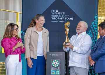 Presidente Lula recebeu a taça da Copa do Mundo Feminina no Planalto e garantiu que o país está na disputa para sediar a competição em 2027
