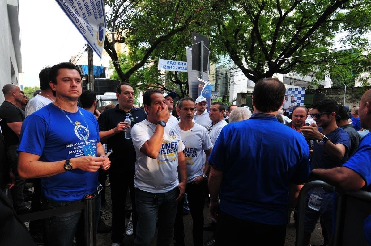 Fotos da eleio presidencial no Cruzeiro. Parque esportivo do Barro Preto, em BH, esteve lotado durante tarde e noite desta segunda-feira