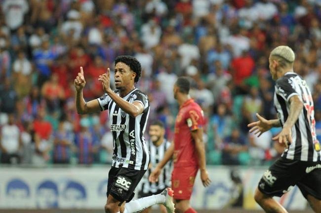 Galo venceu o Bahia de virada, por 3 a 2, com gols de Hulk, de p�nalti, e Keno, em duas finaliza��es perfeitas. Com resultado, clube se sagrou bicampe�o brasileiro ap�s 50 anos