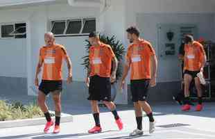 Treino do Atltico nesta segunda-feira, na Cidade do Galo, contou com a volta do meia  Juan Cazares. Direo no chegou a acordo para vend-lo a clube saudita. Tcnico Rafael Dudamel relacionou 23 jogadores para a viagem a Santa Fe, local da estreia na Sul-Americana, quinta-feira, contra o Unin-ARG. Jogador equatoriano ficou fora da lista.