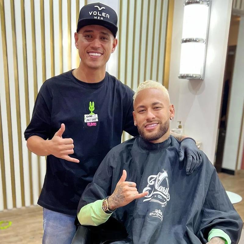 Neymar platina o cabelo antes da partida contra a Coreia do Sul pelas oitavas da Copa do Catar