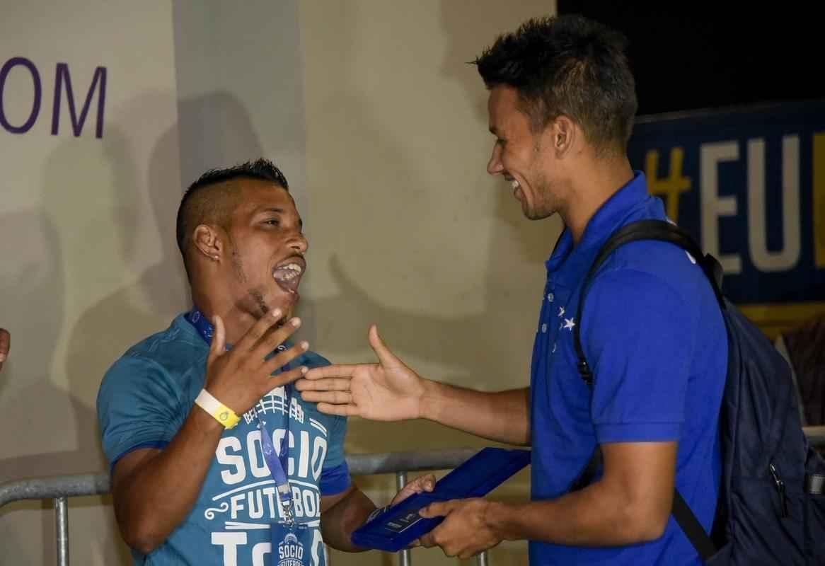 Henrique entrega carto do Scio do Futebol ao gari Daivdson antes do jogo contra o So Francisco-PA