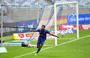 Fotos do gol de Airton, do Cruzeiro, no clssico