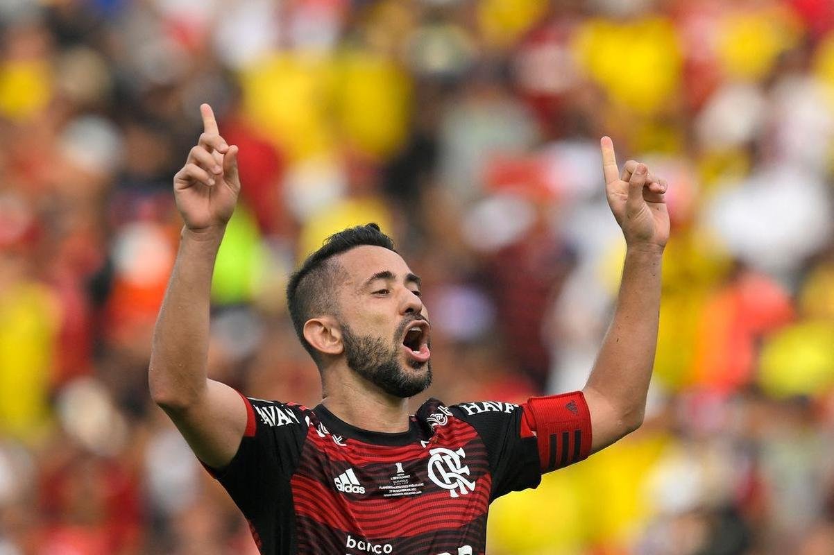 Flamengo ergue a taa de tricampeo da Copa Libertadores. Na final, venceu o Athletico por 1 a 0, em Guayaquil, com gol de Gabigol