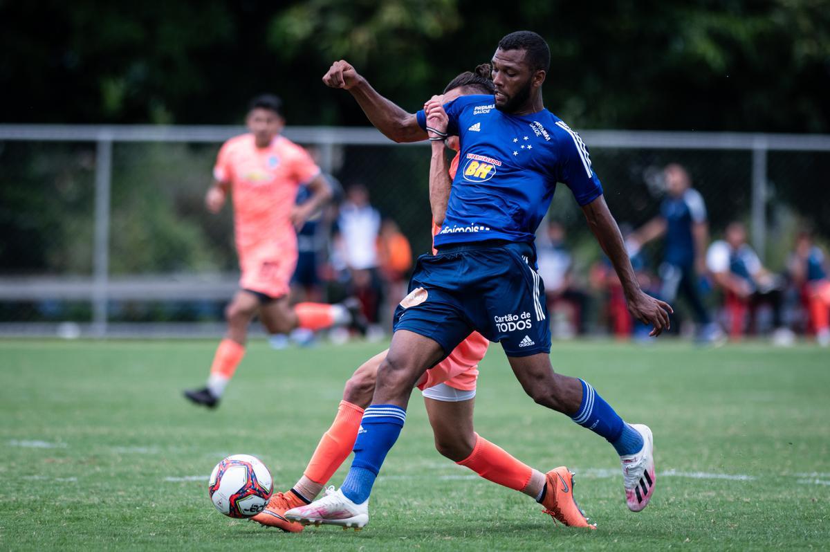 Imagens do jogo-treino entre Cruzeiro e Bolívar, neste sábado (20/2), na Toca da Raposa II. Time celeste venceu por 1 a 0