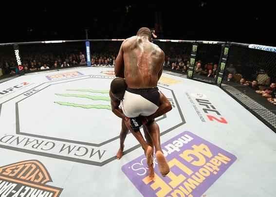 Jon Jones volta ao octógono do UFC e conquista cinturão interino