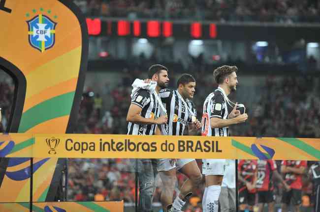 Atlético ergue a taça e festeja bi da Copa do Brasil