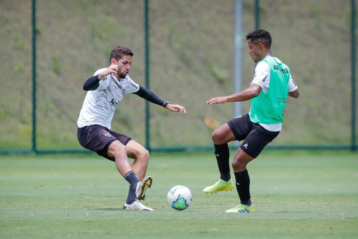 Aps polmica balada, Dylan e Marrony participam normalmente do treino na Cidade do Galo