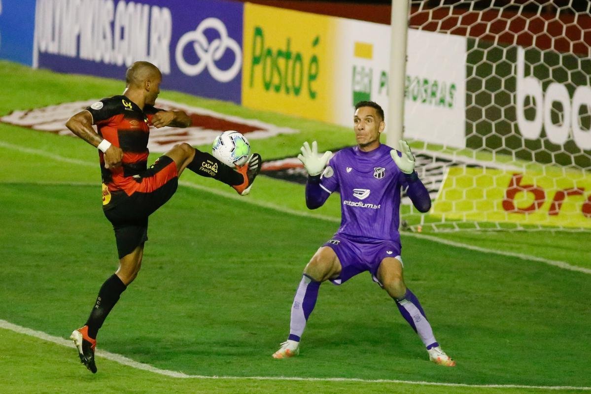 Sport estreou com clássico regional na série A e bateu o Ceará por 3 a 2, com dois gols de Elton e um de Jonatan Gomez, na Ilha do Retiro, sem público.