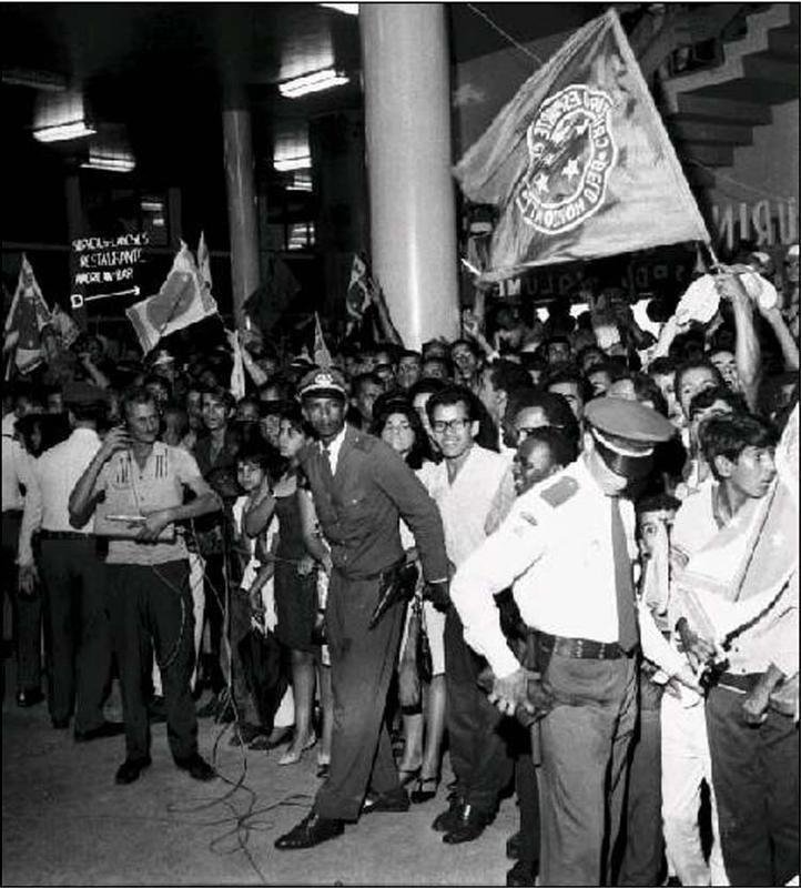Em 7 de dezembro de 1966, o Cruzeiro conquistou a Taa Brasil, seu primeiro ttulo brasileiro, ao derrotar o Santos de Pel por 3 a 2, no Pacaembu, em So Paulo. Na chegada a Belo Horizonte, os jogadores foram recebidos com muita festa no Aeroporto da Pampulha. Houve desfile em carro aberto e uma homenagem na sede do Governo de Minas.