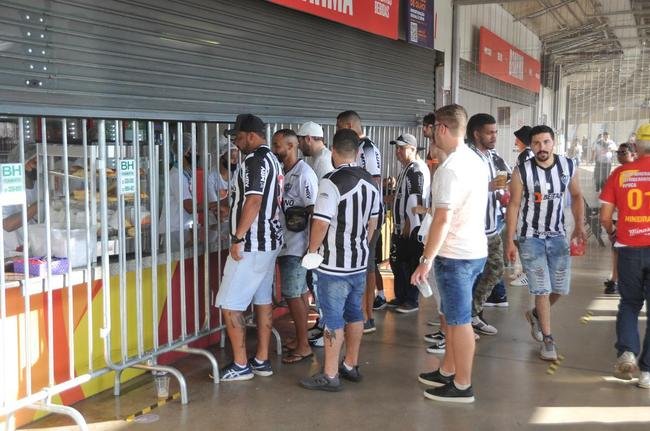 Fotos da chegada da torcida do Atltico ao Mineiro para o clssico contra o Cruzeiro pela nona rodada do Mineiro 