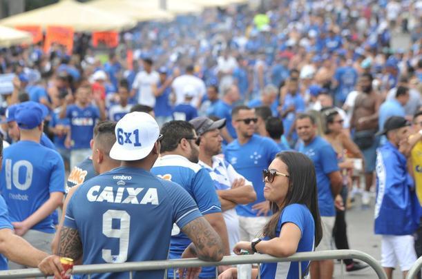 Fotos da torcida do Cruzeiro no primeiro clssico da final do Mineiro, contra o Atltico, no Mineiro
