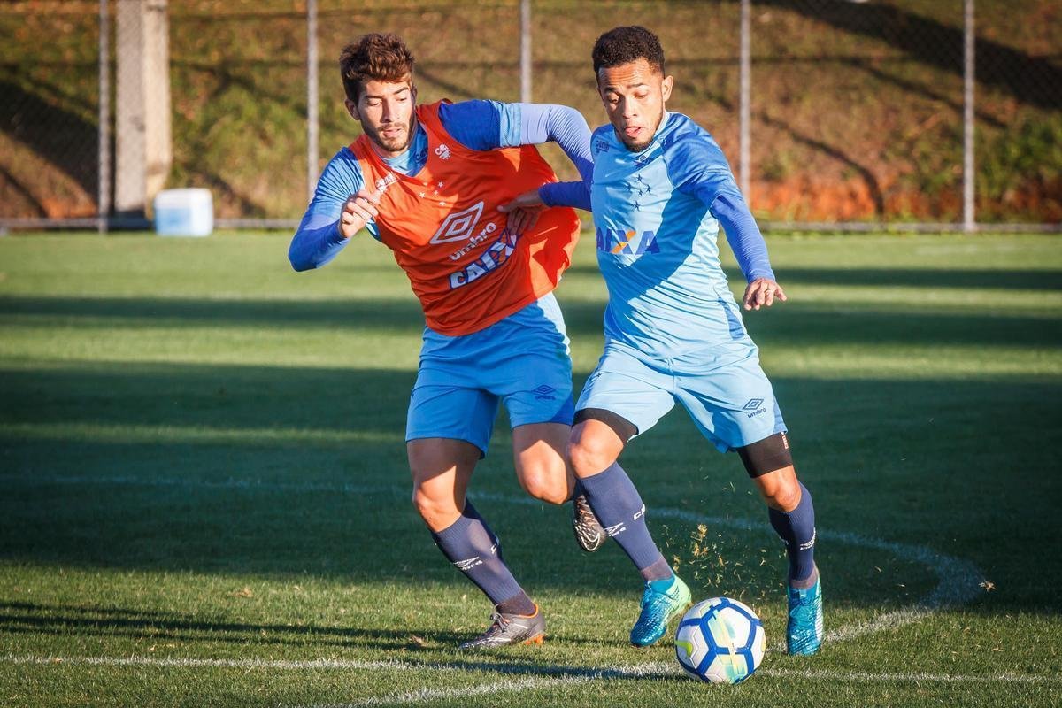 Depois de vencer o Amrica por 3 a 1 no Mineiro, o Cruzeiro se reapresentou na tarde desta sexta-feira, na Toca da Raposa II. Como de praxe, os titulares realizaram treinamento regenerativos na academia. J os reservas estiveram em campo para atividade tcnica sob orientao de Mano Menezes. O treinador, inclusive, passou a maior parte do trabalho em conversa reservada com o vice-presidente de futebol Itair Machado. O prximo compromisso do clube  contra o Atltico-PR, no domingo, s 19h, no Gigante da Pampulha. 