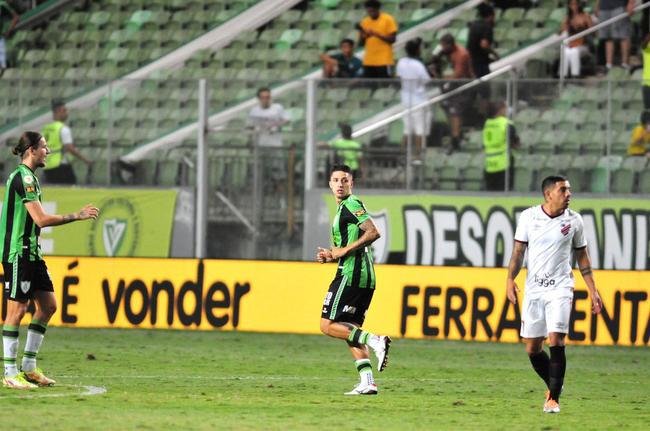Jogadores e comiss�o t�cnica festejaram muito a vit�ria com a torcida no dia do anivers�rio de 110 anos do Am�rica