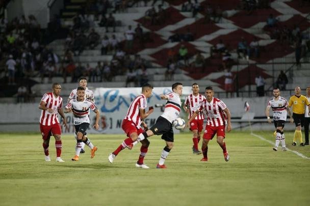 Equipes se enfrentaram no estdio do Arruda pela nona rodada da Srie C.
