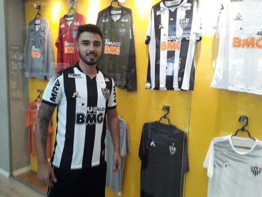 O Atlético atendeu antigo pedido de torcedores e começou a vender a camisa número 1 com todas as logos de patrocinadores em preto e branco. As mudanças foram nas marcas do Supermercados BH (que fica nas costas e continha vermelho e amarelo) e do BMG (patrocinador máster, originalmente em laranja). A peça não será utilizada pelos atletas durante jogos. O modelo masculino custa R$ 259,99, enquanto o feminino está à venda por R$ 229,99. Segundo o clube, a camisa está à disposição nas Lojas do Galo no Barreiro, Belvedere, Betânia, Betim, Centro, Minas Shopping, Labareda, Lourdes, Monte Carmo Shopping, Savassi, Sion, Shopping Del Rey e Estação BH.