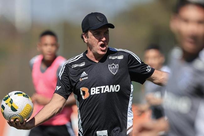 Nesta quinta-feira (28), o Atltico realizou o terceiro treino na Cidade do Galo aps o retorno de Cuca. Durante a atividade, o treinador conversou com o presidente do clube, Srgio Coelho.
