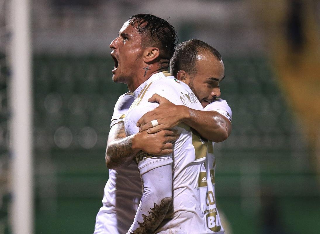 Cruzeiro venceu a Chapecoense por 2 a 0 na Arena Cond, em Chapec, neste sbado (30), pela quinta rodada da Srie B. Gols foram de Geovane e Edu, na etapa final