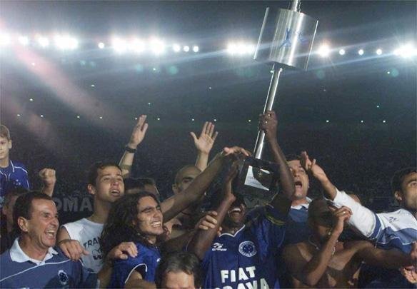 Fbio (atrs de Sorn), comemora ttulo da Copa do Brasil em 2000; goleiro era reserva de Andr