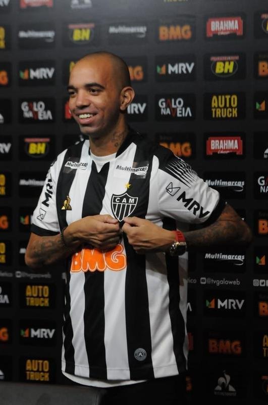 Diego Tardelli foi apresentado pelo diretor de futebol do Atltico, Rui Costa, neste domingo, antes do jogo contra a Caldense