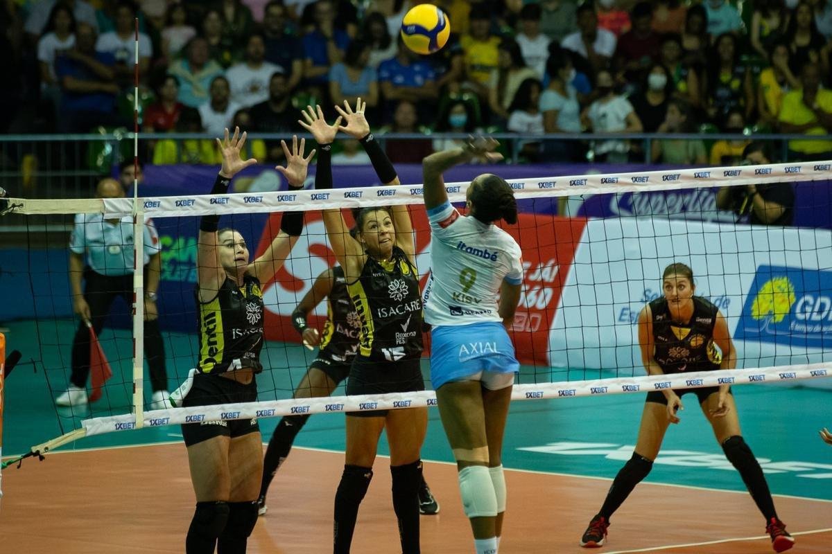 Minas venceu por 3 sets a 1 e saiu na frente do Praia na deciso da Superliga