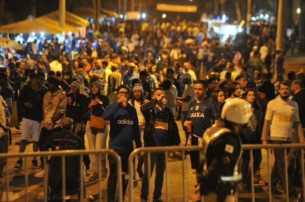 Torcida do Cruzeiro encarou frio e crise de abastecimento para apoiar o time contra o Palmeiras, no Mineiro
