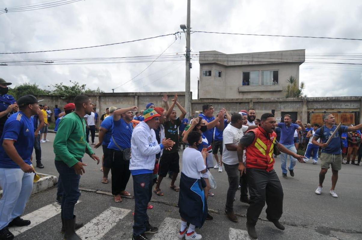 Torcedores do Cruzeiro protestam na porta da Toca da Raposa II, nesta quinta-feira (06/01), contra a sada do goleiro Fbio do clube
