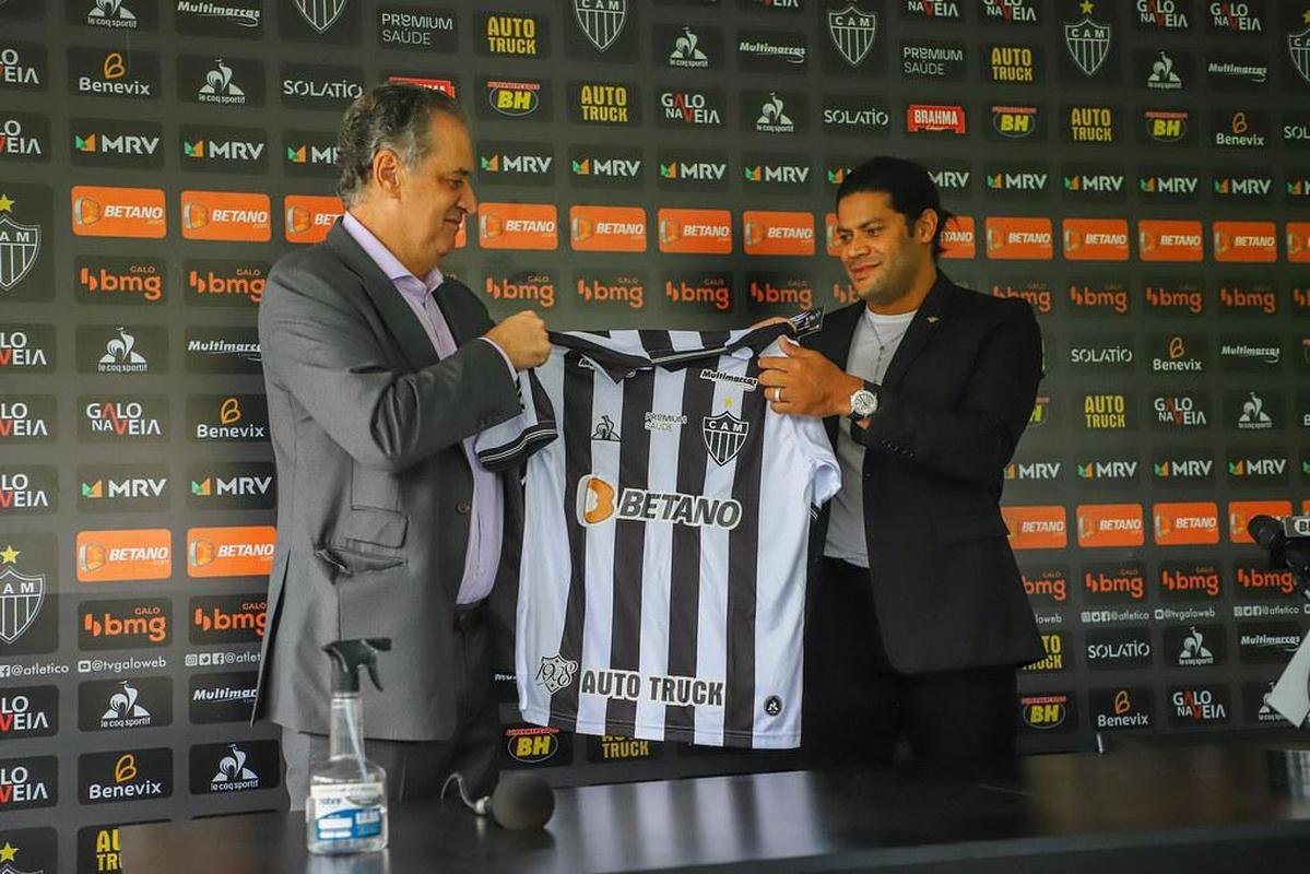 A chegada: Hulk recebeu a camisa do Galo do presidente Srgio Coelho, em 5 de maro