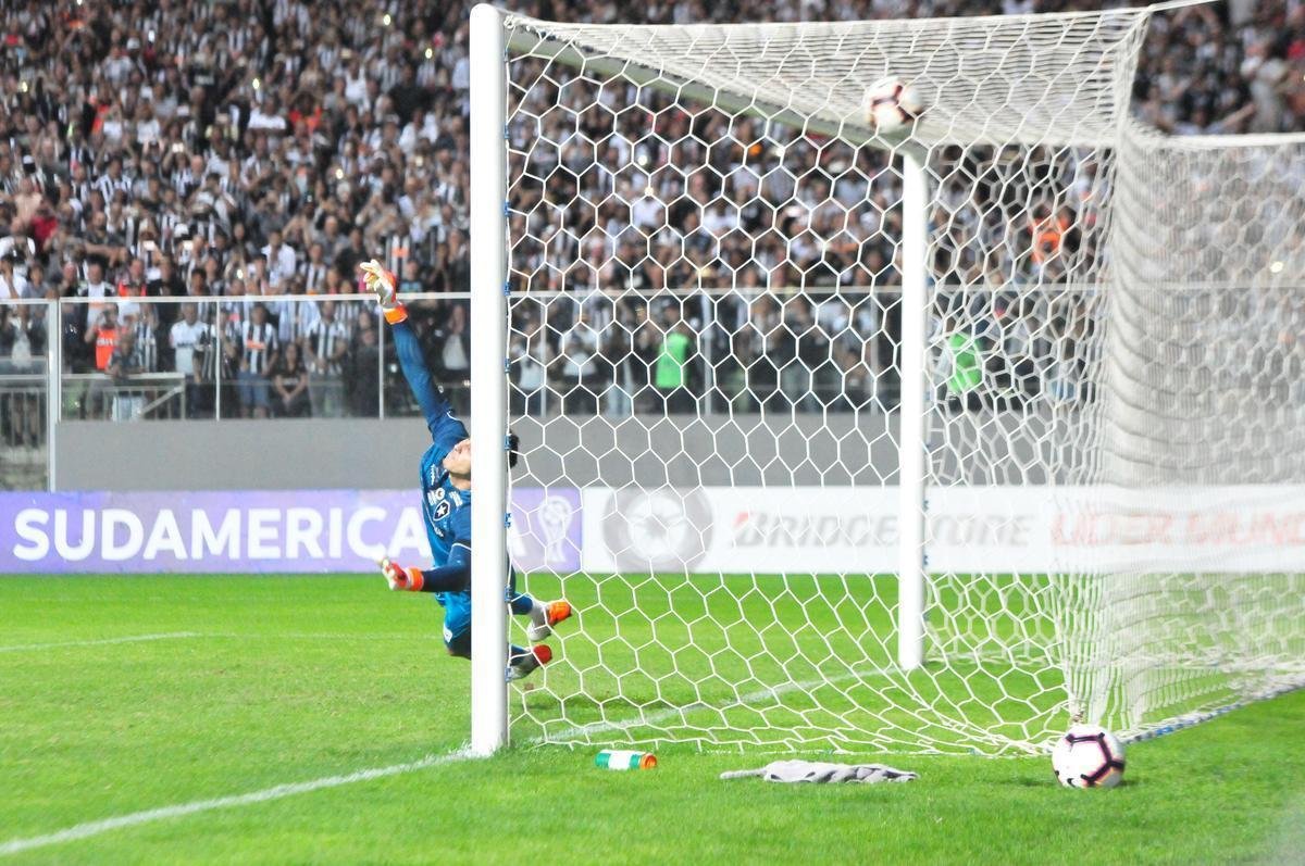 Atltico voltou forte na etapa final e abriu o placar em cobrana de pnalti com Fbio Santos: 1 a 0