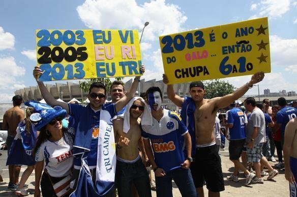 Torcida do Cruzeiro j comea a se movimentar em vrios pontos da cidade antes da partida contra o Grmio, s 17h, no Mineiro