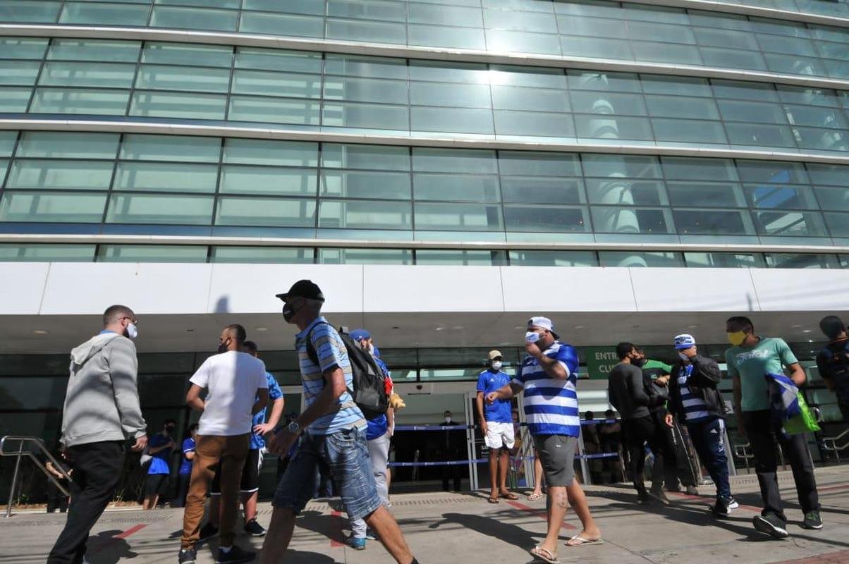 Manifestao de torcedores no Boulevard Corporate Tower, onde funciona a sede do Cruzeiro