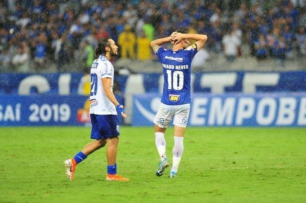 No segundo tempo, Cruzeiro no conseguiu a reao, levou bola na trave e ainda perdeu um pnalti com o meia Thiago Neves. Torcida se revoltou e atirou sinalizadores em campo