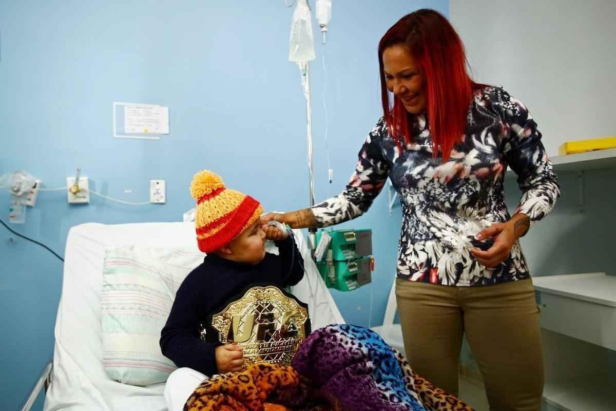 Cris Cyborg em visita a crianas no Hospital Erasto Gaertner, em Curitiba