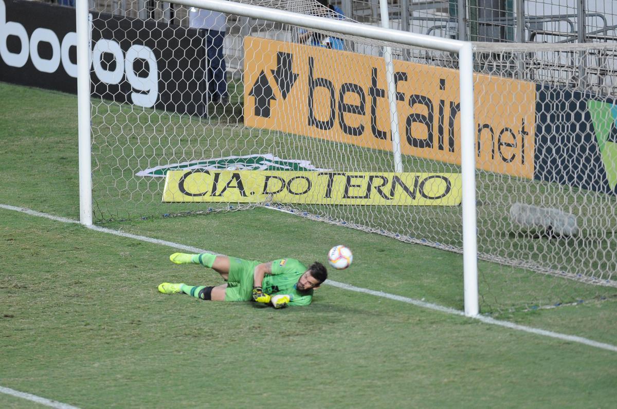 Logo no comeo do jogo, goleiro americano Matheus Cavichioli pegou pnalti cobrado por Alemo, do Ava