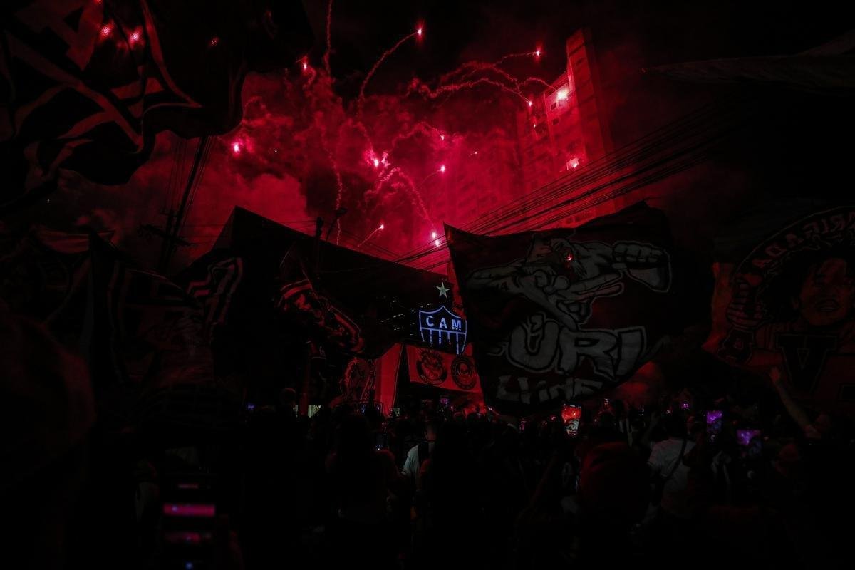 Torcedores do Atltico fizeram viglia em comemorao ao aniversrio de 114 anos do clube, na madrugada desta sexta-feira, na porta da sede de Lourdes