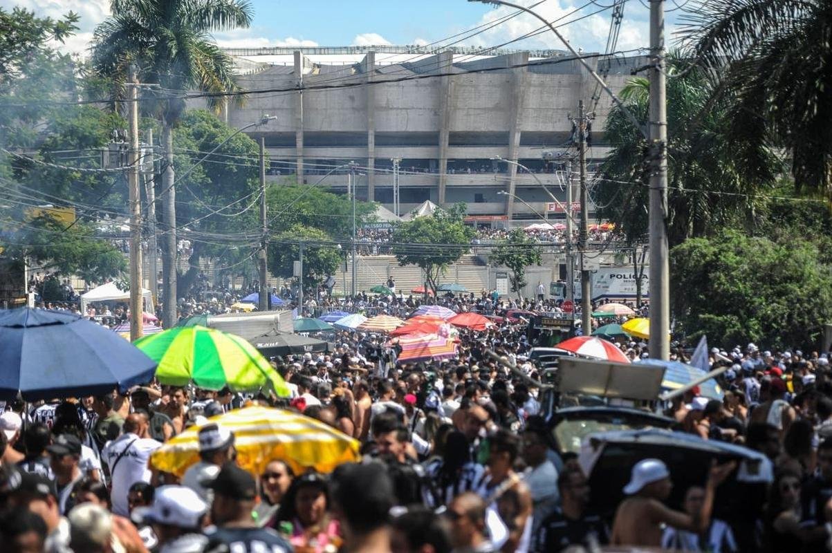 Torcida do Atltico chegou animada ao Mineiro para o jogo da taa, contra o RB Bragantino. Dia de festejar com o time o ttulo do Campeonato Brasileiro de 2021
