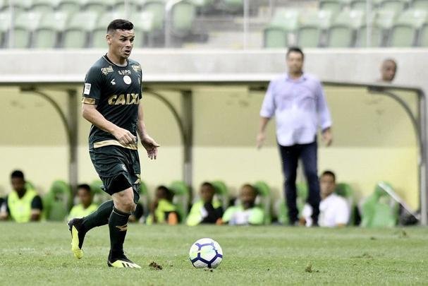 Ruy veio por emprstimo do Coritiba e acumulou 49 atuaes e sete gols com a camisa do Amrica