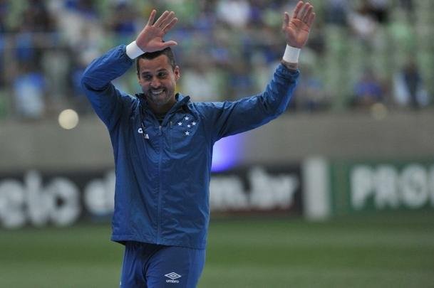 Jogadores, integrantes da comisso tcnica e dirigentes do Cruzeiro recebem faixas alusivas ao ttulo da Copa do Brasil