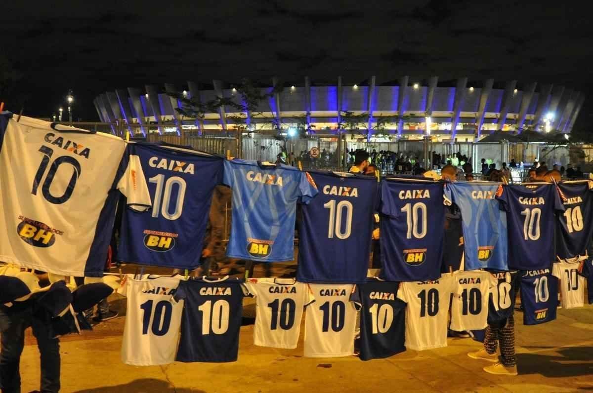 Torcedores do Cruzeiro na partida contra o Palmeiras no Mineiro