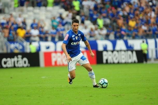 Thiago Neves (meia) - correspondeu ao status de grande contratao do Cruzeiro em 2017. Nos 57 jogos disputados, marcou 17 gols e deu 14 assistncias. Foi artilheiro do time no Campeonato Brasileiro, com 11 gols, e maior garom na Copa do Brasil, com seis assistncias. Thiago tem vnculo em vigor at dezembro de 2019.