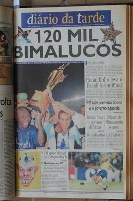 Recorde de pblico no Mineiro: pginas do jornal Dirio da Tarde sobre Cruzeiro 1x0 Villa Nova, em 1997. Estdio recebeu 132.834 pessoas na deciso do Campeonato Mineiro