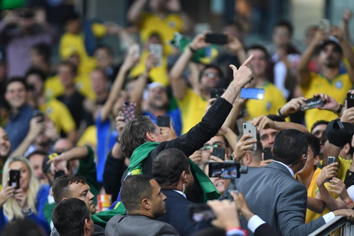 Durante o intervalo do jogo, Bolsonaro desceu ao gramado, foi vaiado e tambm recebeu aplausos